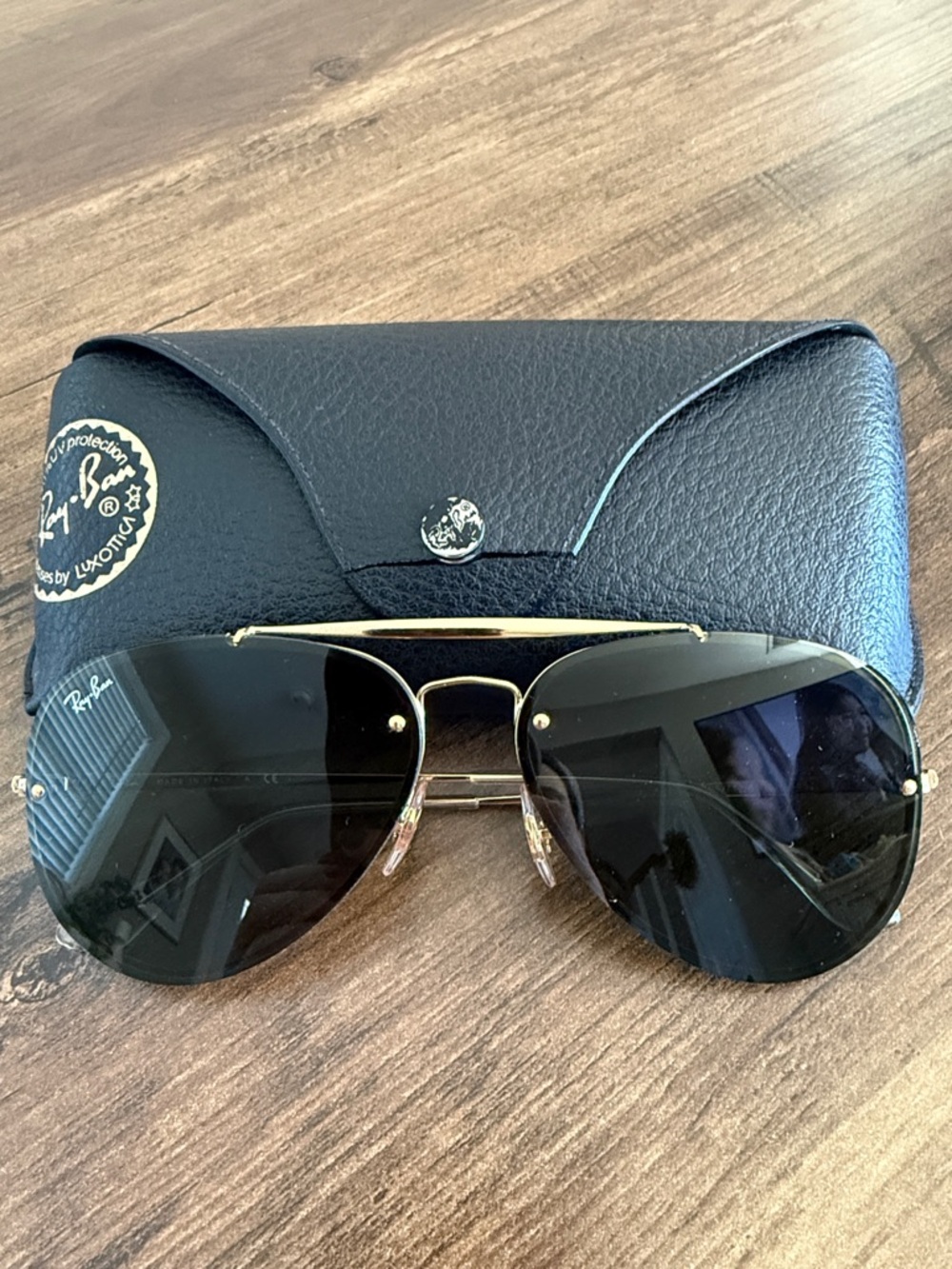 Ray-Ban Unisex Aviator Sunglasses in Black and Gold